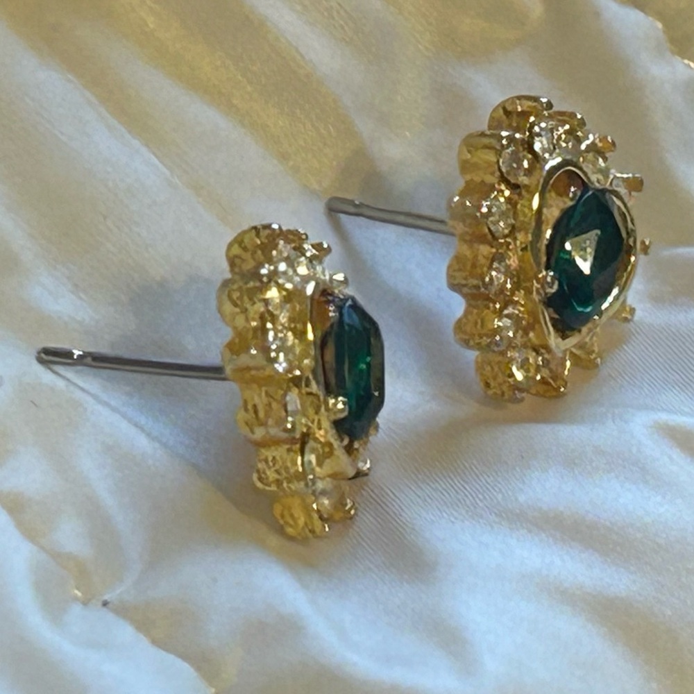 Vintage Style Emerald Green Heart Rhinestone Halo Gold Stud Earrings - Picture 5 of 8